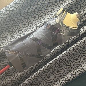 Signature body con Gray and Silver Sequin Dress